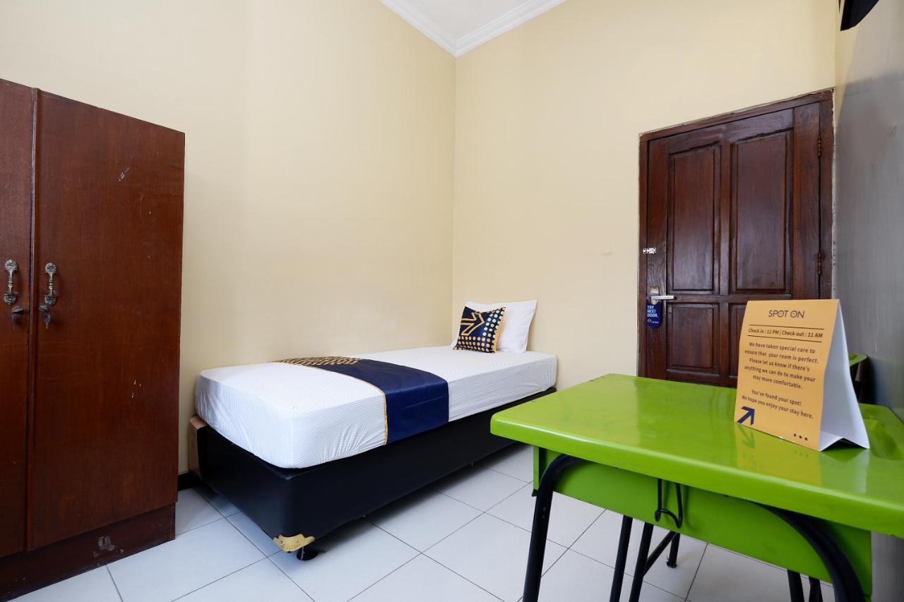 Super Oyo 2209 Solo Point Guest House Syariah Chambre photo